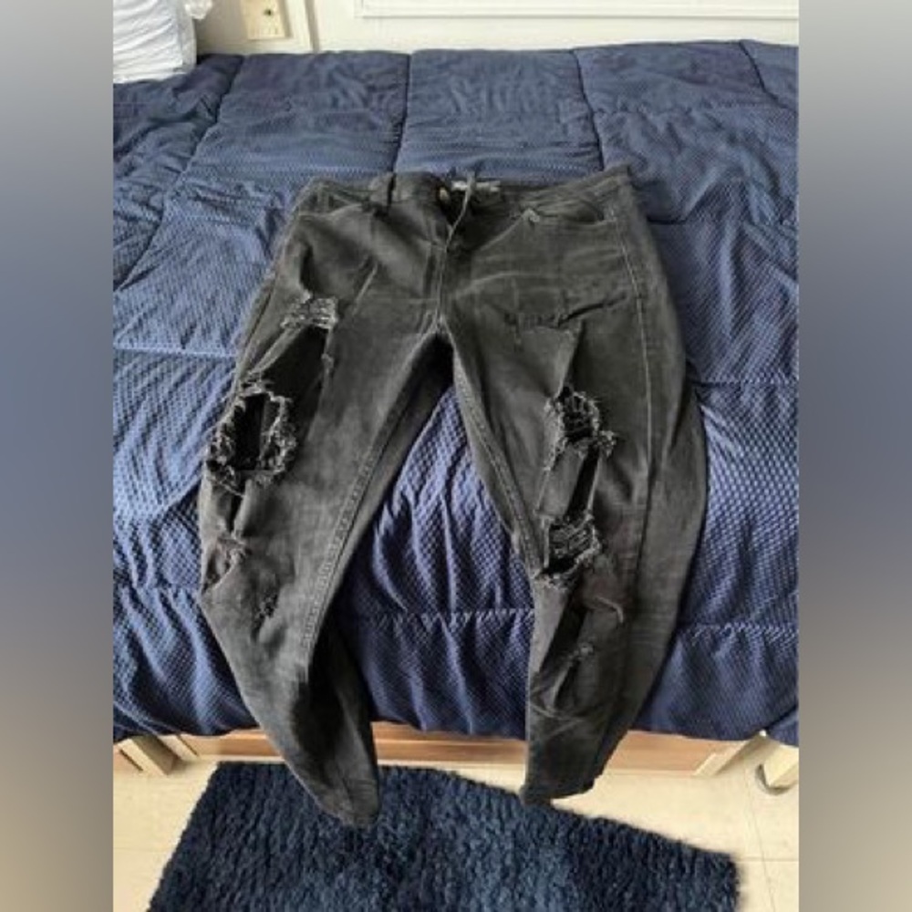 Beelnspired Slim Fit Ripped Jeans in Black
